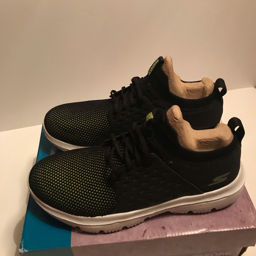 Skechers Men’s Size 7.5 GoWalk Evolution Ultra